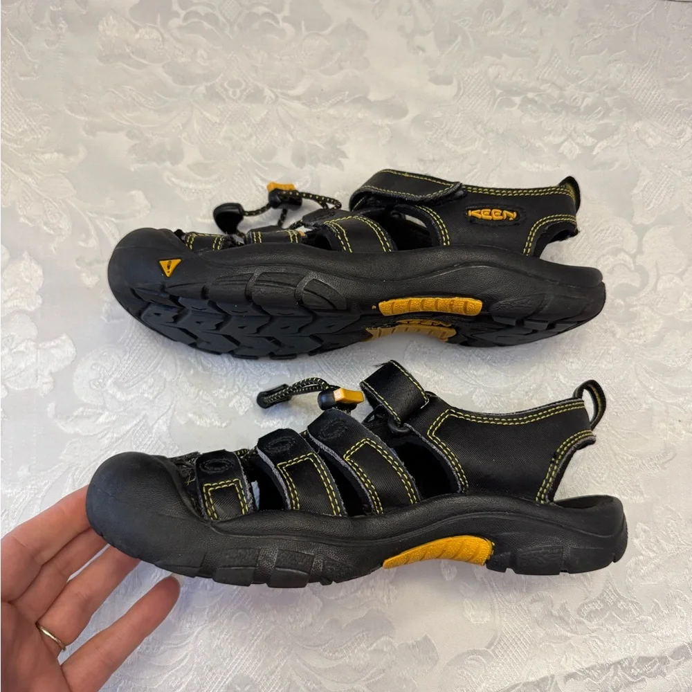 Keen Newport H2 Kids Size 3‎ Black Yellow Waterproof Sandal Hiking Shoe